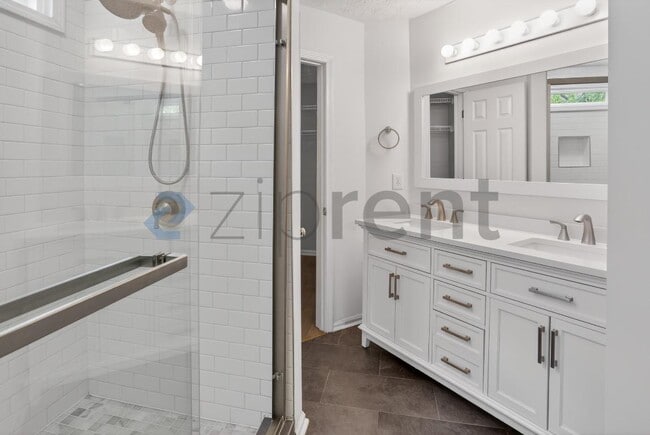 Building Photo - 484 Fraser St SE