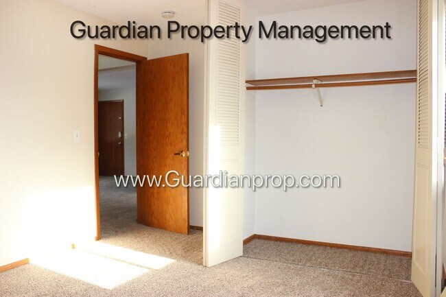 Building Photo - Main Level Apartment Pet Free Apartment, 1 Garage Space & 1 Surface Space, Pet Free Building