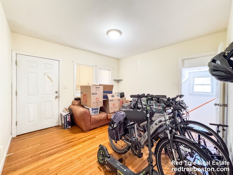 Building Photo - 28 Linden St