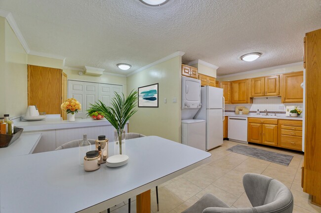 Huge kitchen with dining area & pantry storage - 1800 Old Meadow Rd