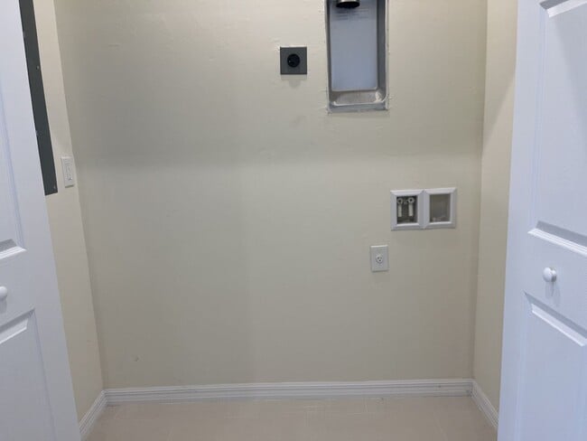 Building Photo - ASK US ABOUT FREE RENT! MOVE IN READY SW L...