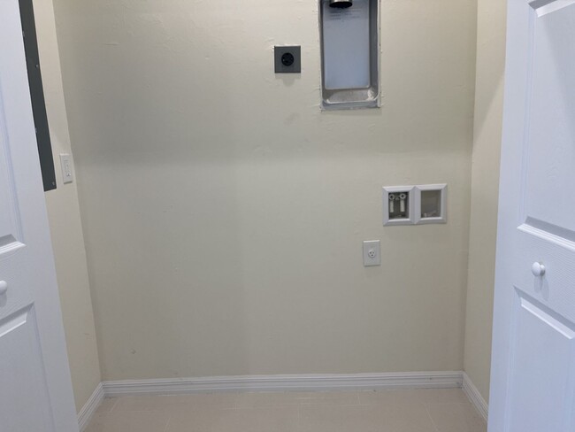 Building Photo - Move  in READY 2 bedroom