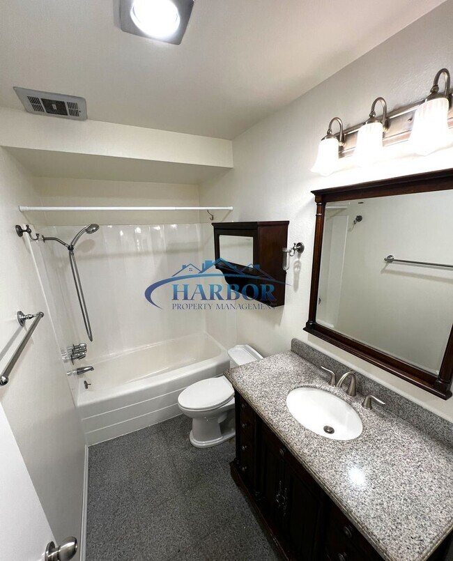 Building Photo - Beautiful Upstairs 1 Bedroom 1 Bath Condo