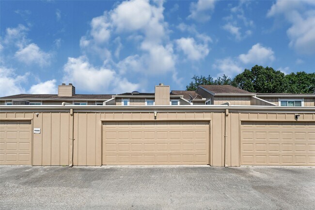 Building Photo - 11614 Village Pl Dr