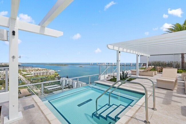 Building Photo - 220 Lake Shore Dr