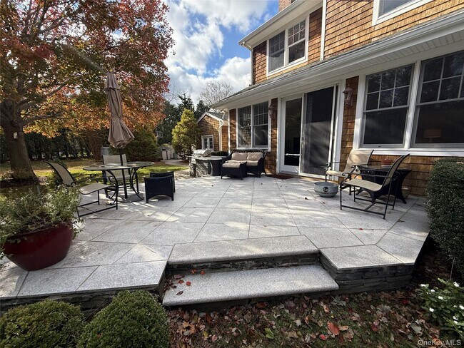 Building Photo - 2465 Fairway Dr