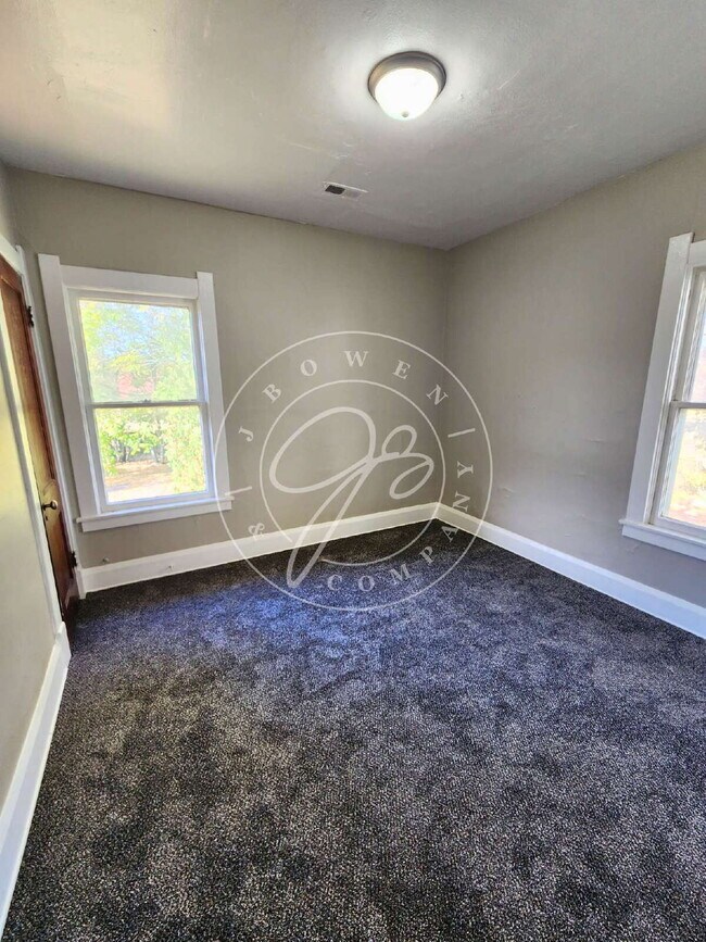 Building Photo - 2 bedroom Upper unit- over 1200 sq feet! P...