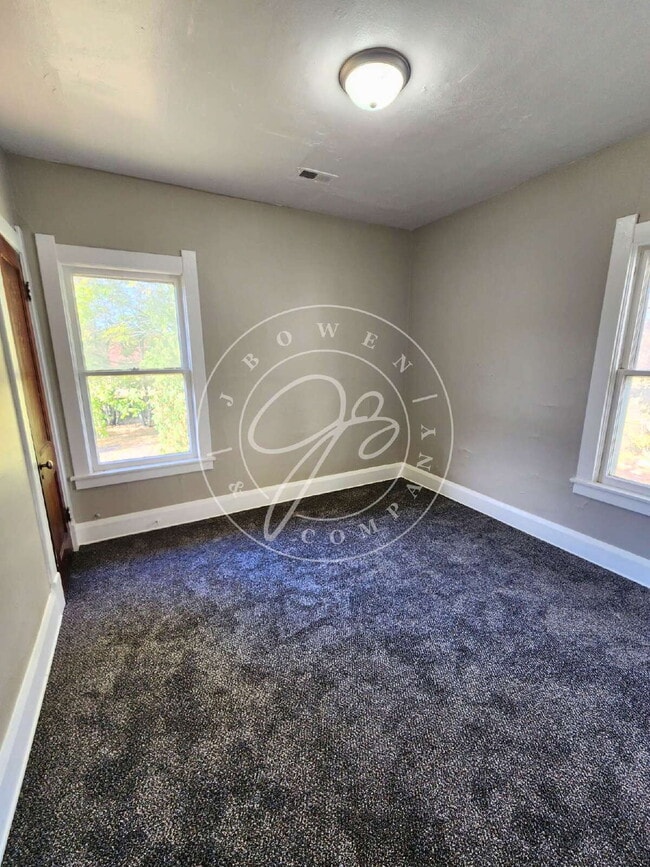 Building Photo - 2 bedroom Upper unit- over 1200 sq feet! Private enclosed porch! Water included!