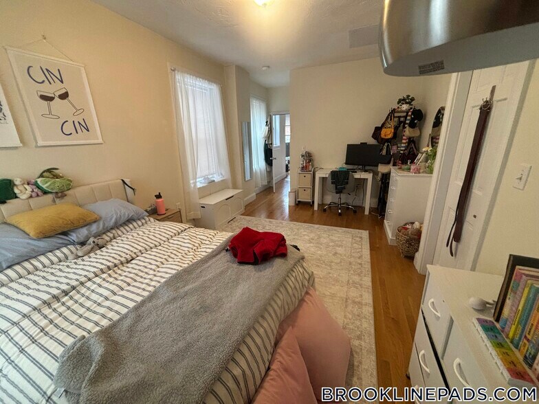 Building Photo - 191 Winthrop Rd