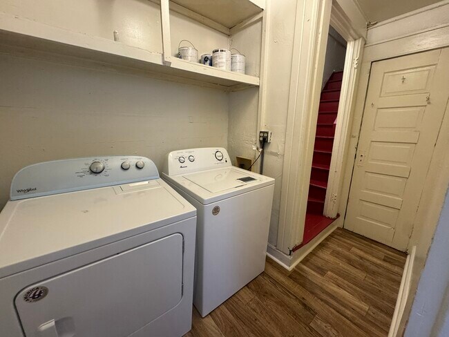 Building Photo - 215 E 9th St