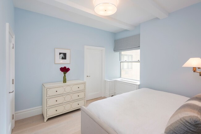 Building Photo - 25 5th Ave