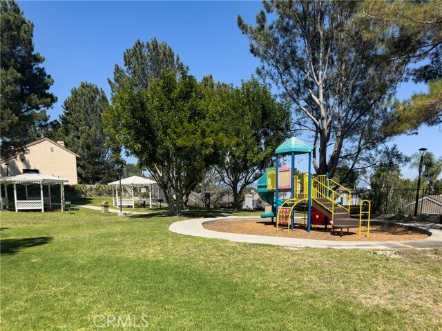 Building Photo - 5 Elmbrook