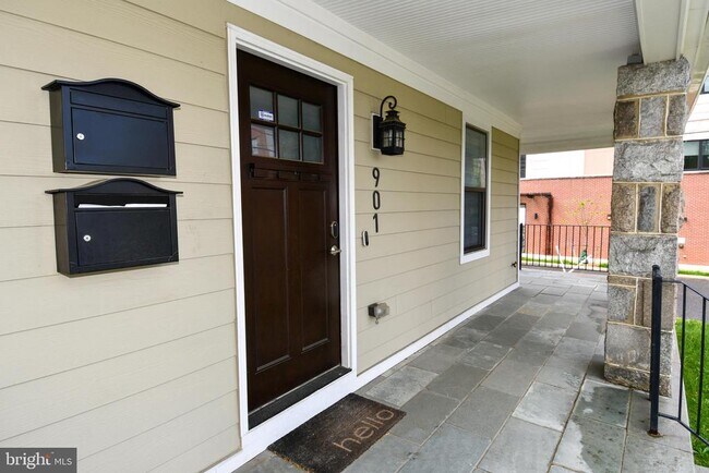 Building Photo - 901 Lawrence St NE