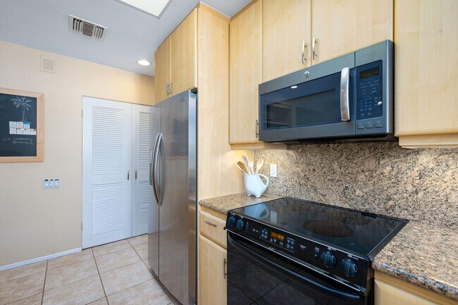 Building Photo - 717 Inverness Dr