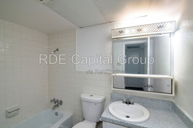 Building Photo - 7048 Glenview Dr