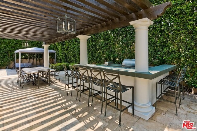 Building Photo - 2134 La Mesa Dr