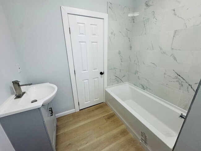 Building Photo - Remodeled Large 3bd/1.5 House with Rear ya...