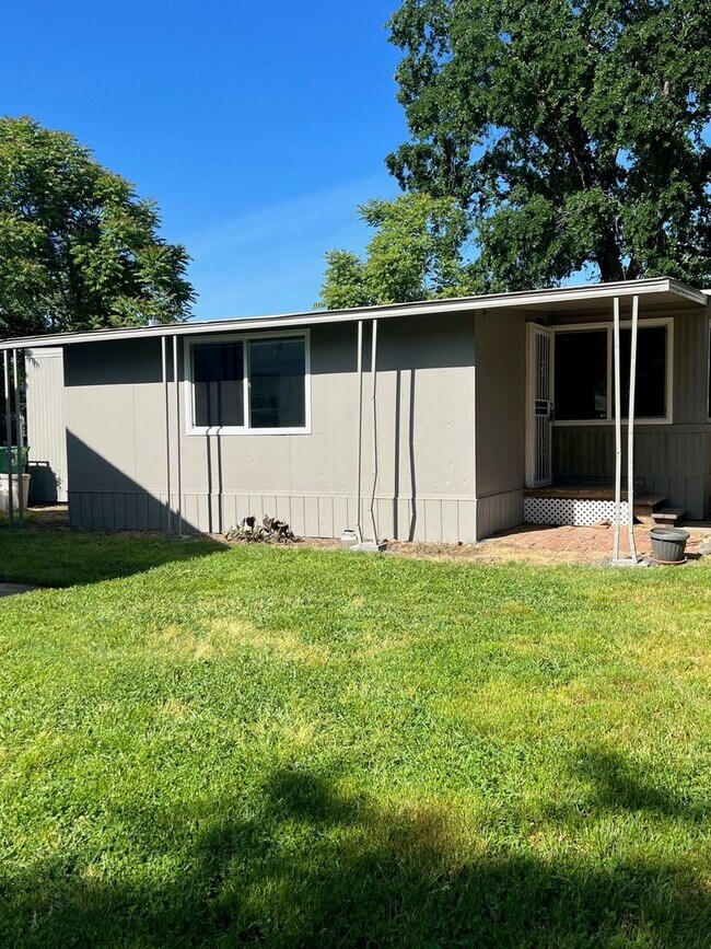 Building Photo - 2 bedroom 1 bathroom with  bonus room located in the Avenues