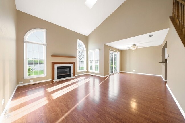 Building Photo - Elgin Two Bedroom with Loft and Two Car Garage