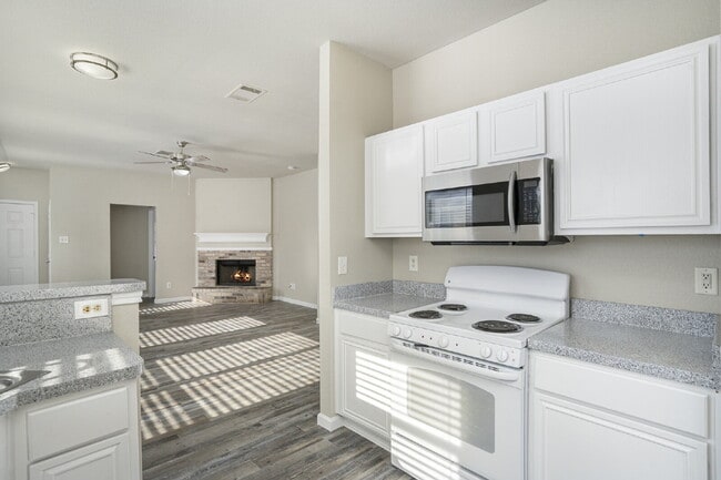 Building Photo - Great Location!