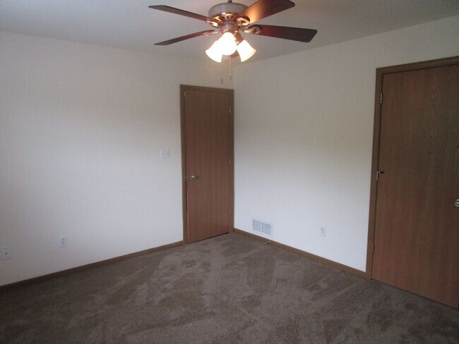 Building Photo - 605-607 Glenstone Dr.