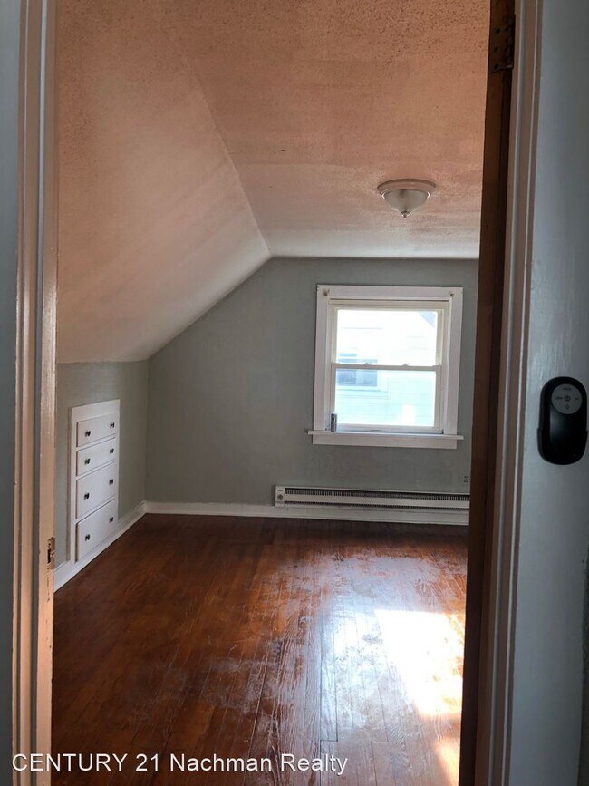 Building Photo - 3 br, 1 bath House - 20 W Southampton Avenue