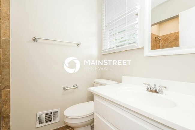 Building Photo - 3 Bedroom Pet-Friendly Home in HENDERSONVILLE, TN with Main Street Renewal