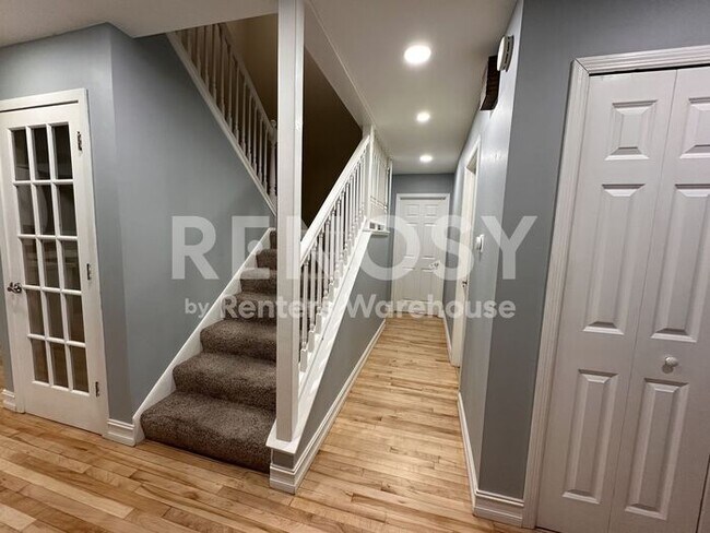 Building Photo - 5 Bedroom 3 Bathroom Single Family Home in Burnsville
