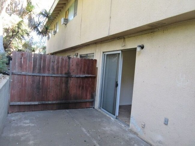 Building Photo - REALLY NICE 2BD & 1.5BA TOWNHOME IN FULLERTON