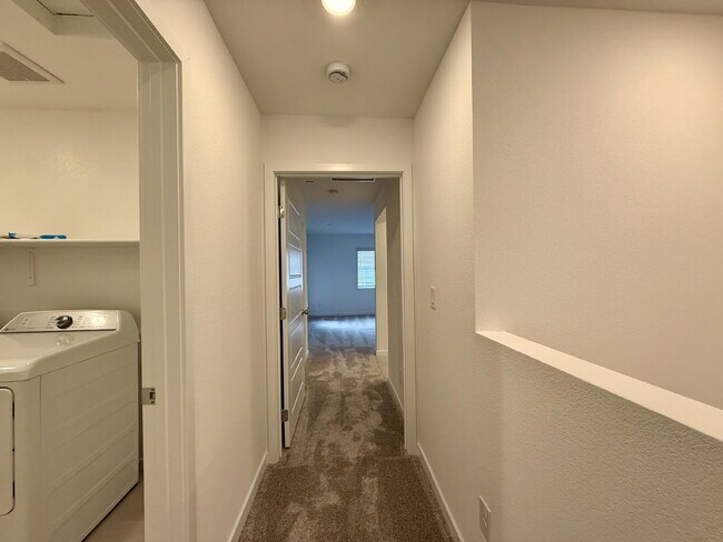 Building Photo - 3 BED 2.5 BATH 2 BALCONY 2 CAR GARAGE TOWNHOUSE IN HENDERSON FOR RENT!!