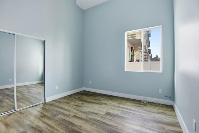 Building Photo - 608 E 29th St