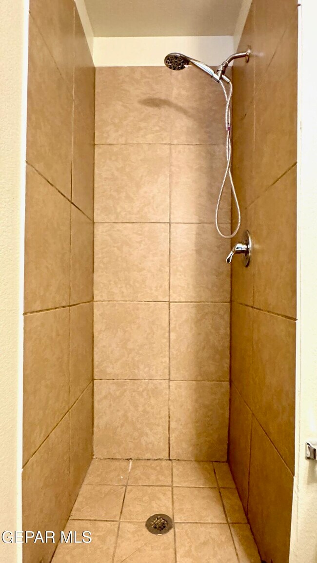 Building Photo - 8491 Roseway Dr