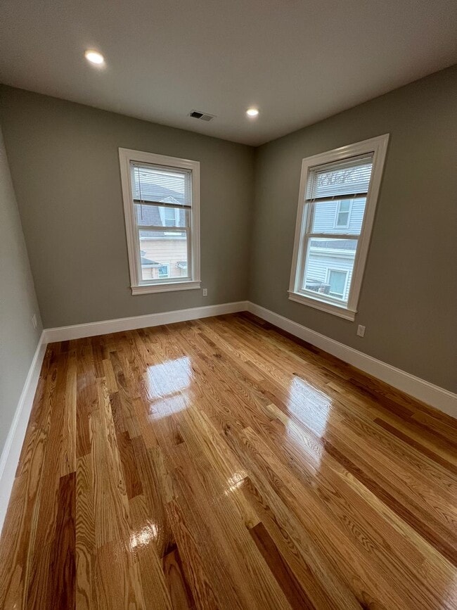 Building Photo - RARE 2 bed 2 bath..... Available in Somerville....