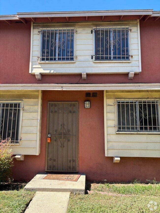 Building Photo - Pet-Friendly Spacious 4-Bedroom Condo in G...