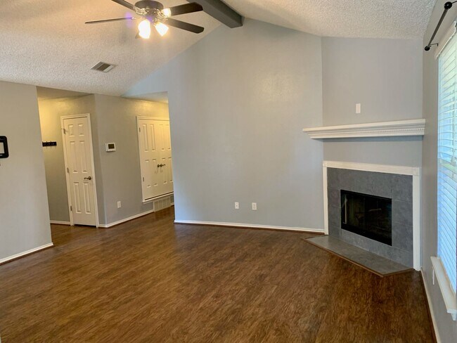 Building Photo - Fantastic 4 Bedroom 2 Bathroom house in So...