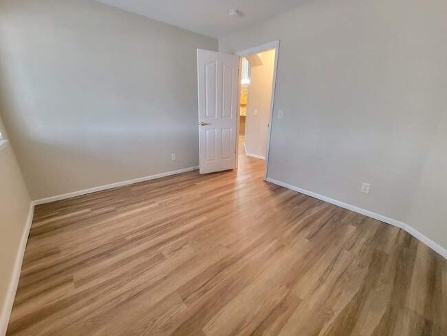 Building Photo - Spacious 2 bed, 2 bath townhome style cond...