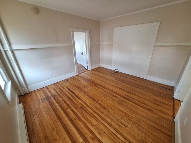 Building Photo - 19 Robinson St