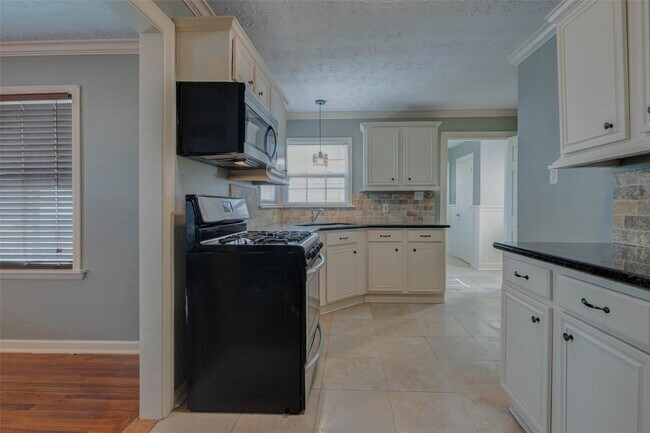 Building Photo - 2043 Alta Vista St