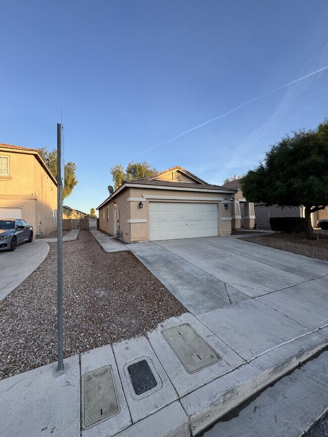 Primary Photo - 3 BED, 2 bath, Single Story