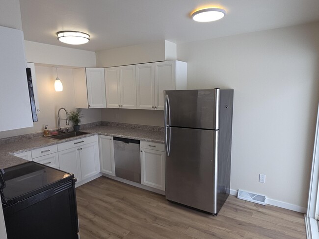 Building Photo - 539 East Ave