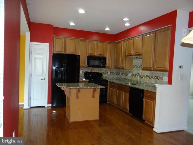 Building Photo - 400 Larose Dr