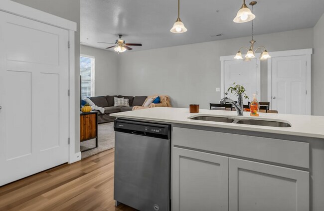 Building Photo - Prime Location Condo