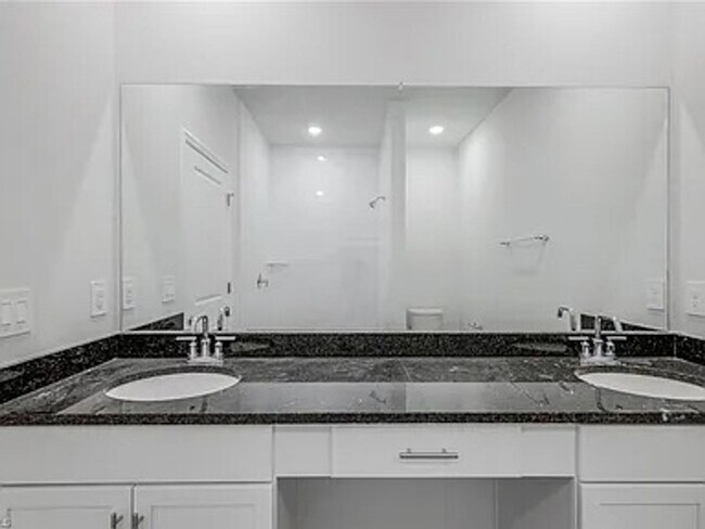 Building Photo - 915 NE 19th St