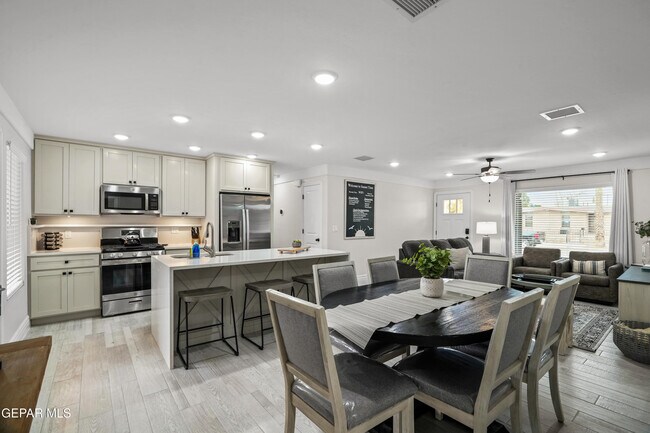 Building Photo - 854 Mallett St