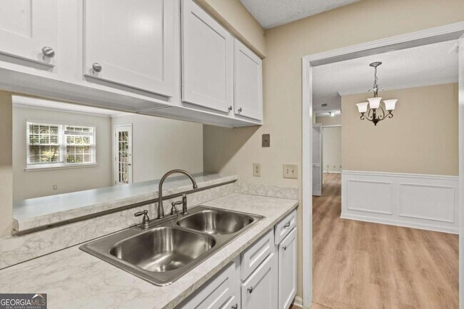 Building Photo - 611 Barrington Hills Dr
