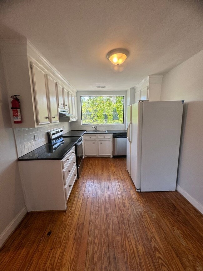 Building Photo - 2 Bedroom 1 Bathroom Apartment in Rosewood...