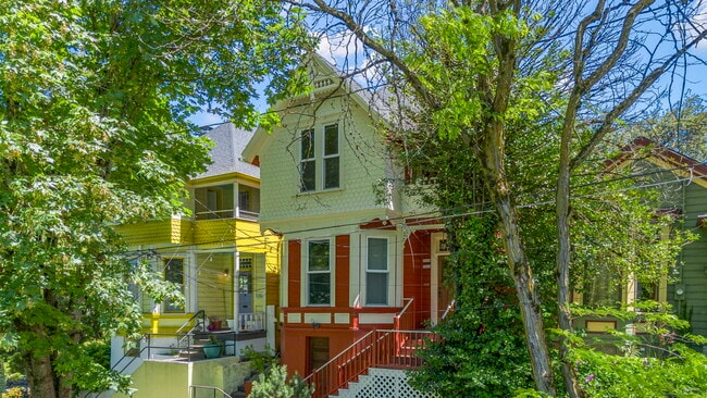 Primary Photo - 3208 S Kelly Ave