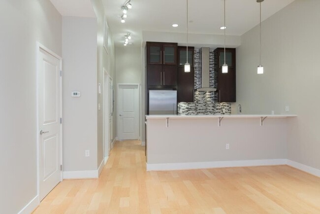 Building Photo - Modern 1 bed + Den in Logan Circle
