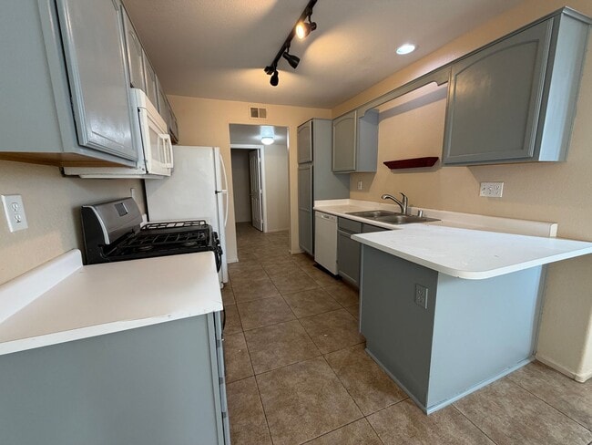 Building Photo - Gorgeous 3 bedroom Townhome ready for immediate move-in!