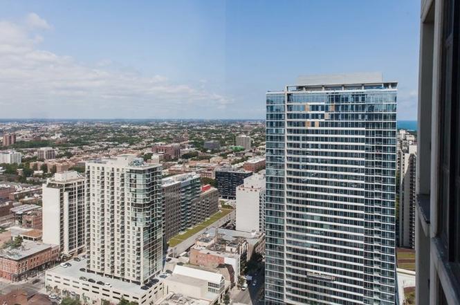 Views 3 - 1122 N Clark St
